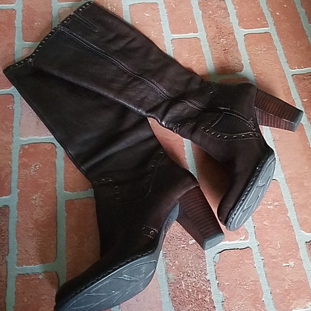 Priced to go!!! Chocolate brown Born Boots